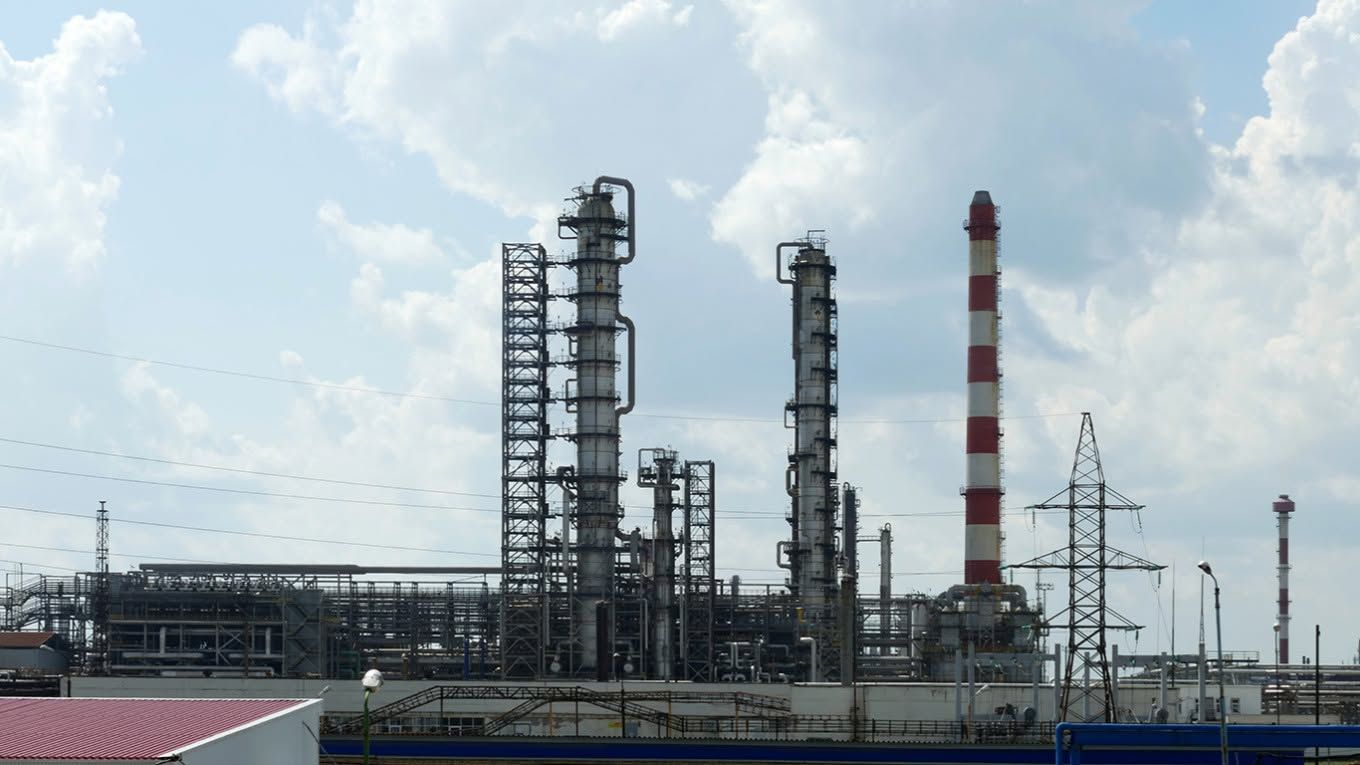 Оросын томоохон нефть боловсруулах үйлдвэр дроны халдлагад өртөж, ажиллагаагаа зогсоожээ