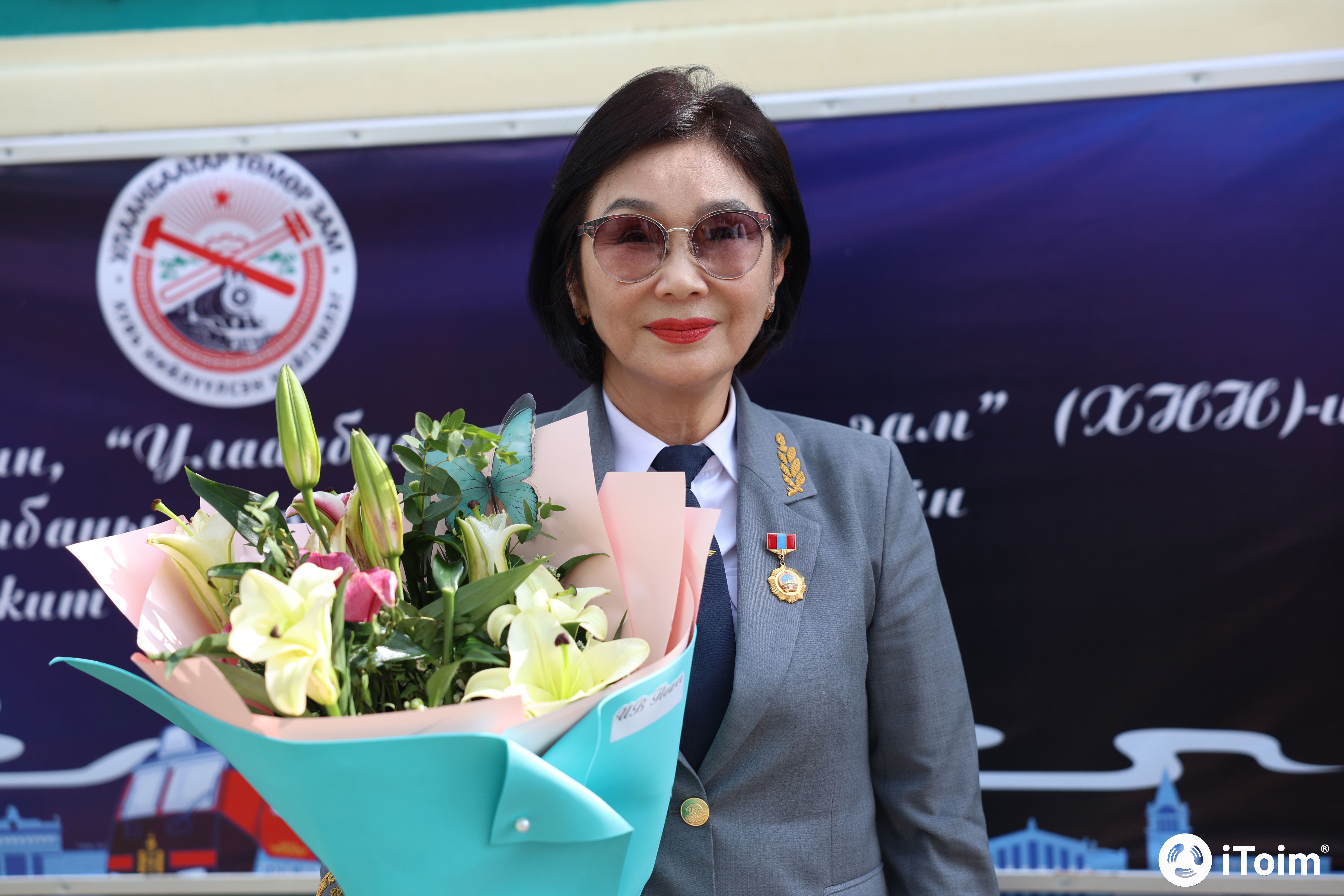 Төмөр замын анхны эмэгтэй гавьяат Д.Пүрэвсүрэнг онцолж байна