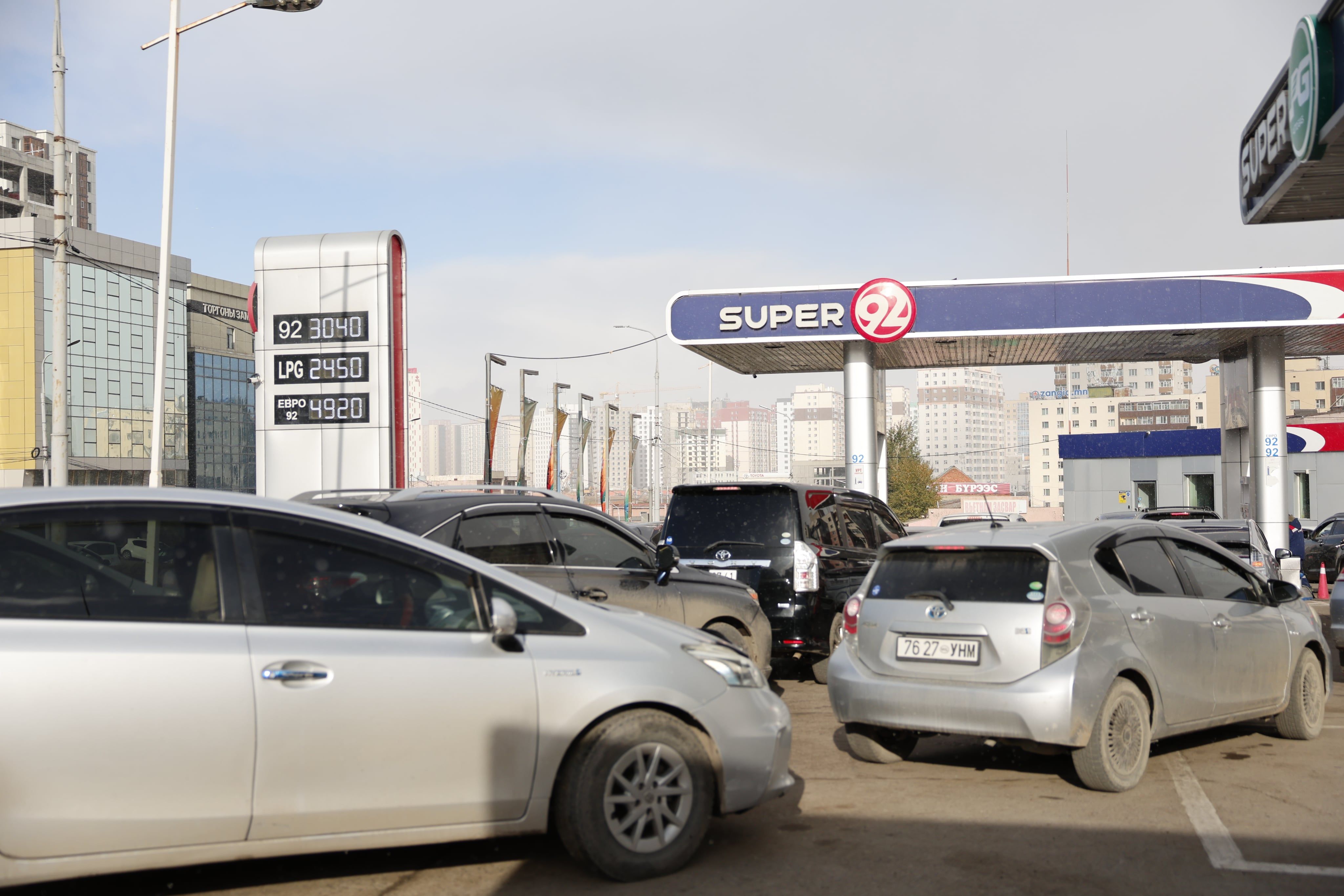 ИРГЭД: Петровис зэрэг томоохон ШТС-ууд бензинээ өгөхгүй байснаа үнээ нэмчихдэг. Ийм газруудыг болиулмаар байна