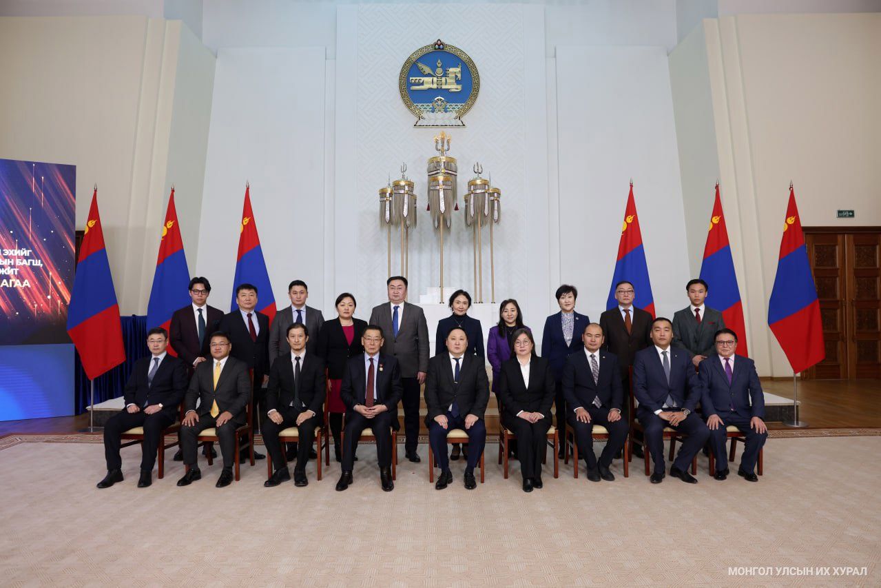 Хөдөлмөрийн баатар Б.Чимидийн нэрэмжит шагналыг доктор, профессор Н.Лүндэндоржид олголоо