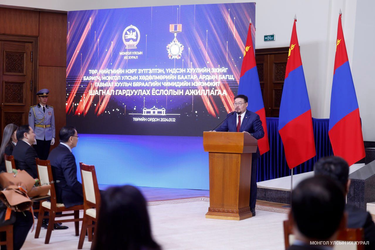 Хөдөлмөрийн баатар Б.Чимидийн нэрэмжит шагналыг доктор, профессор Н.Лүндэндоржид олголоо