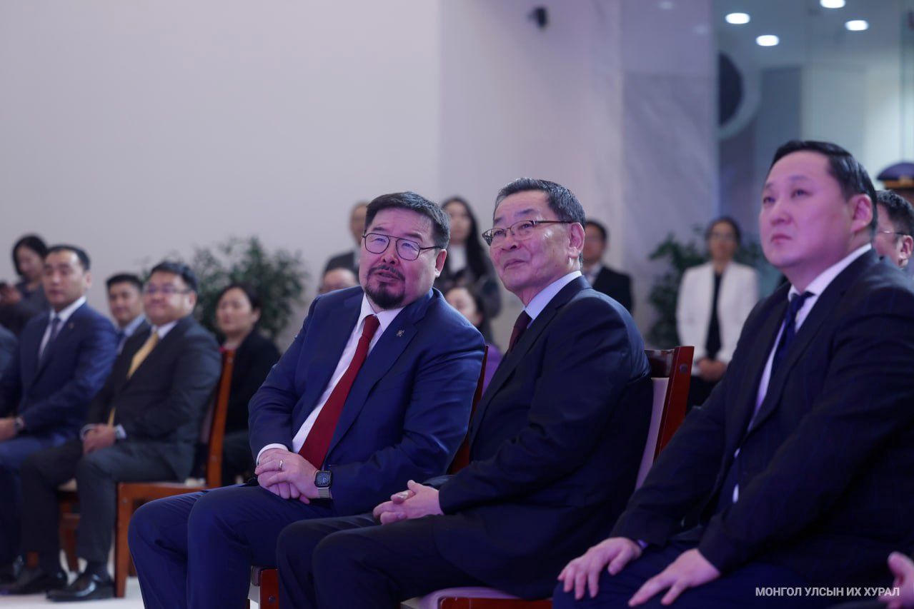 Хөдөлмөрийн баатар Б.Чимидийн нэрэмжит шагналыг доктор, профессор Н.Лүндэндоржид олголоо