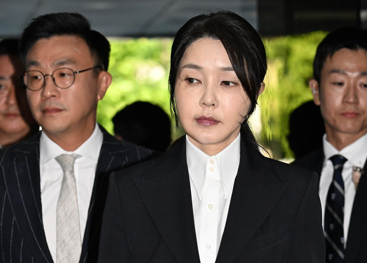 Өмнөд Солонгосын тэргүүн хатагтай асан Ким Гон Хи-г авлигын хэрэгт яллагдагчаар татлаа