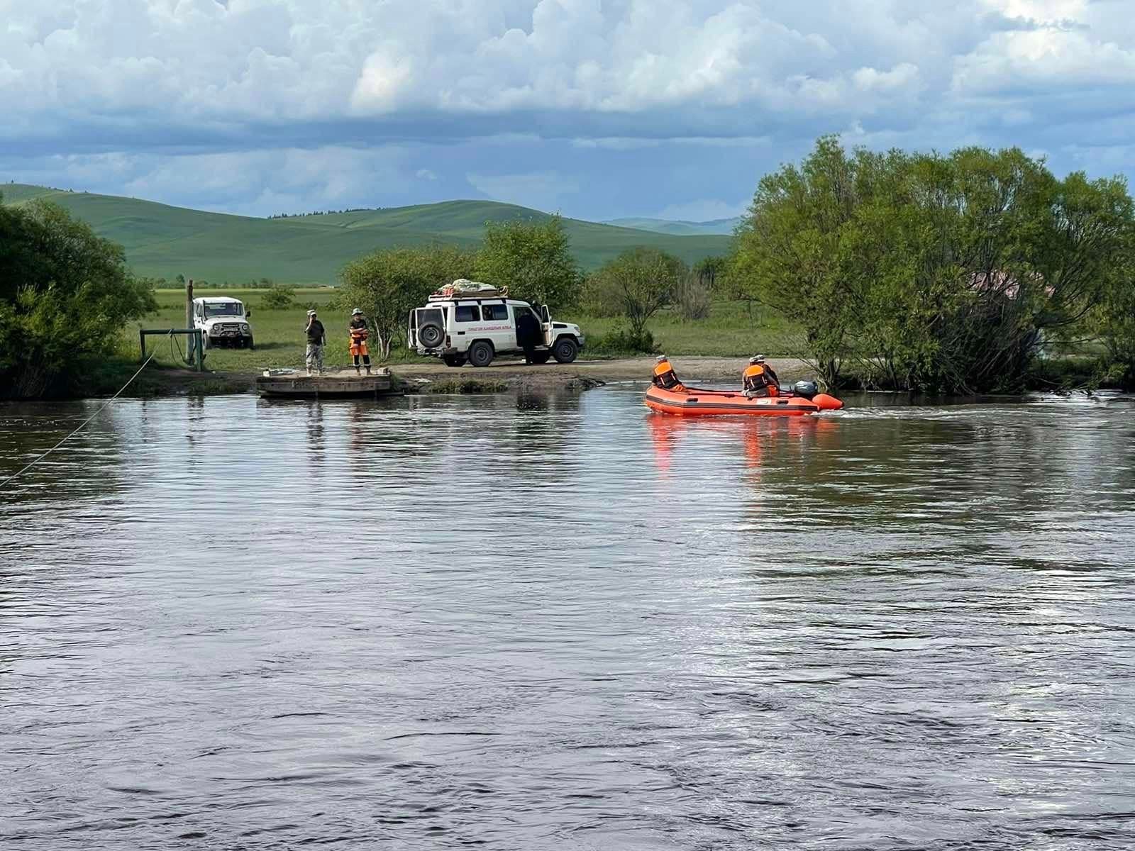 Хөвсгөл далайд сэлэхээр орсон гурван иргэн живж нас баржээ