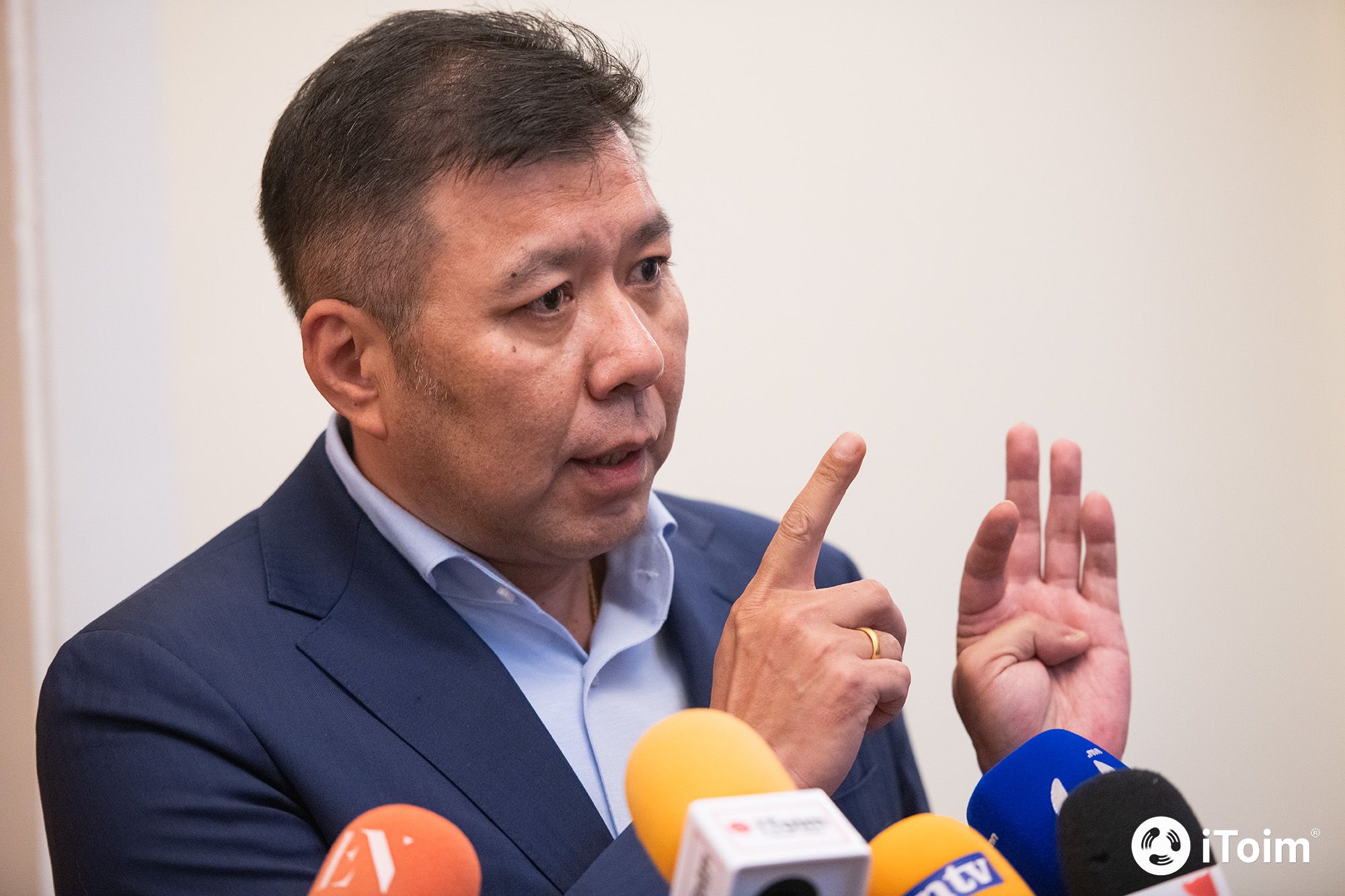 Б.Энхбаяр: Нэг компанийн захирал идэж уугаад байсан мөнгийг төсөв дээр авчраад цалин, тэтгэврээ нэмнэ