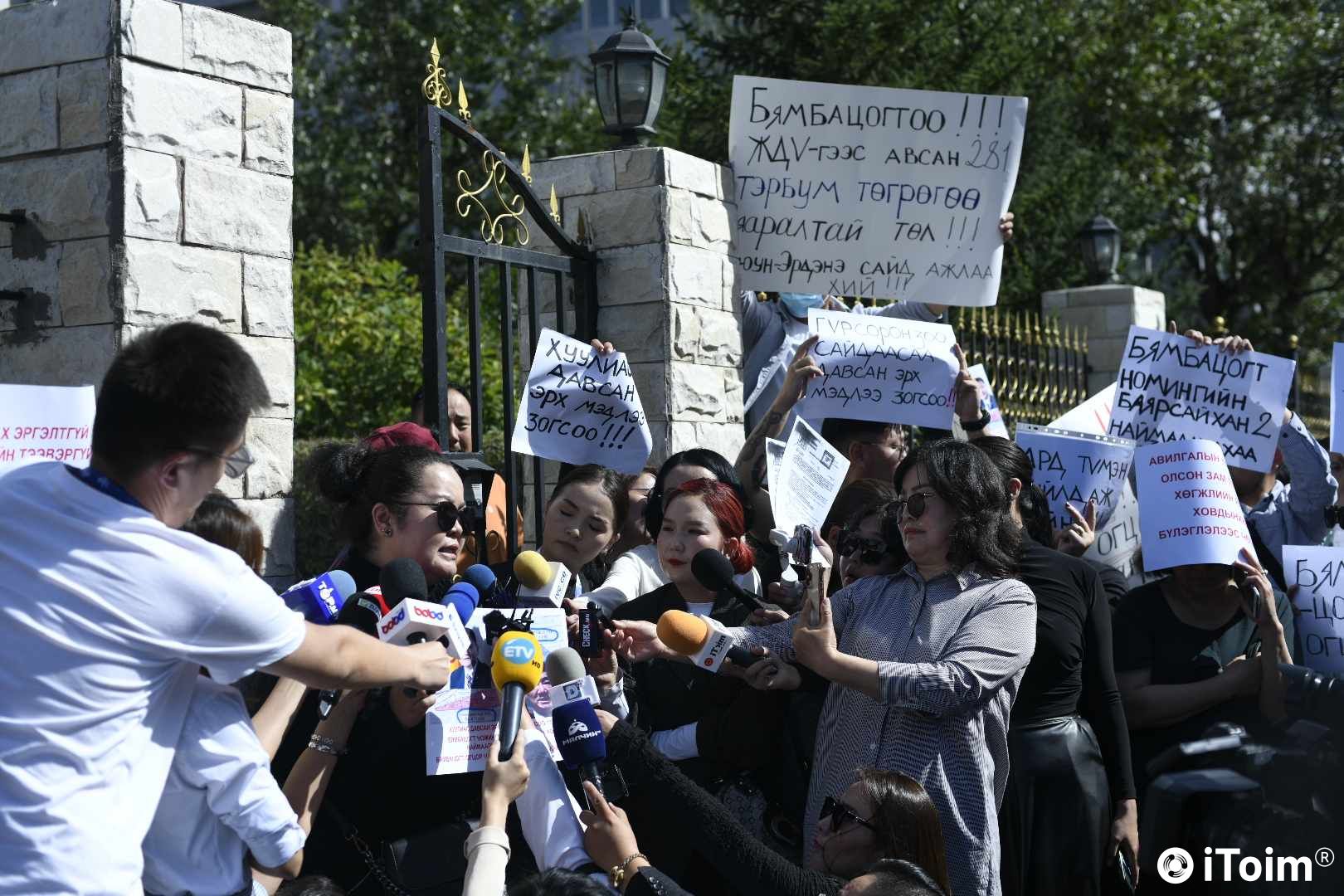 Иргэд: Өөрийн байранд байсан Авто вокзалыг түрээсийн байр руу нүүлгэсэн С.Бямбацогт сайдыг шалгуулна