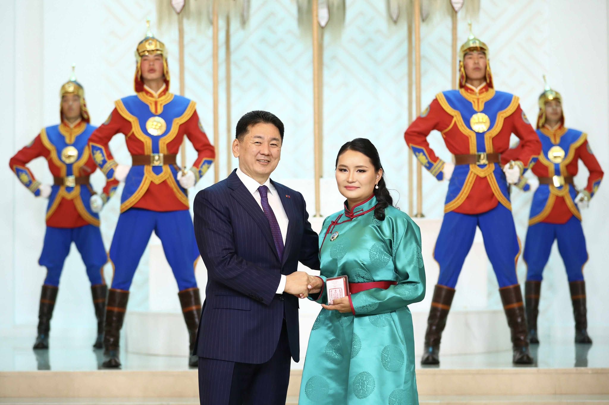 Монгол Улсын Ерөнхийлөгч У.Хүрэлсүх ээжүүдэд Алдарт эхийн одон гардууллаа