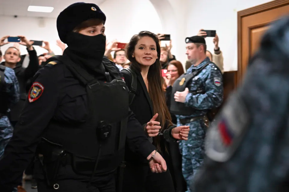 Навальныйгийн хэргийг  сурвалжилсан сэтгүүлчийг хорьжээ
