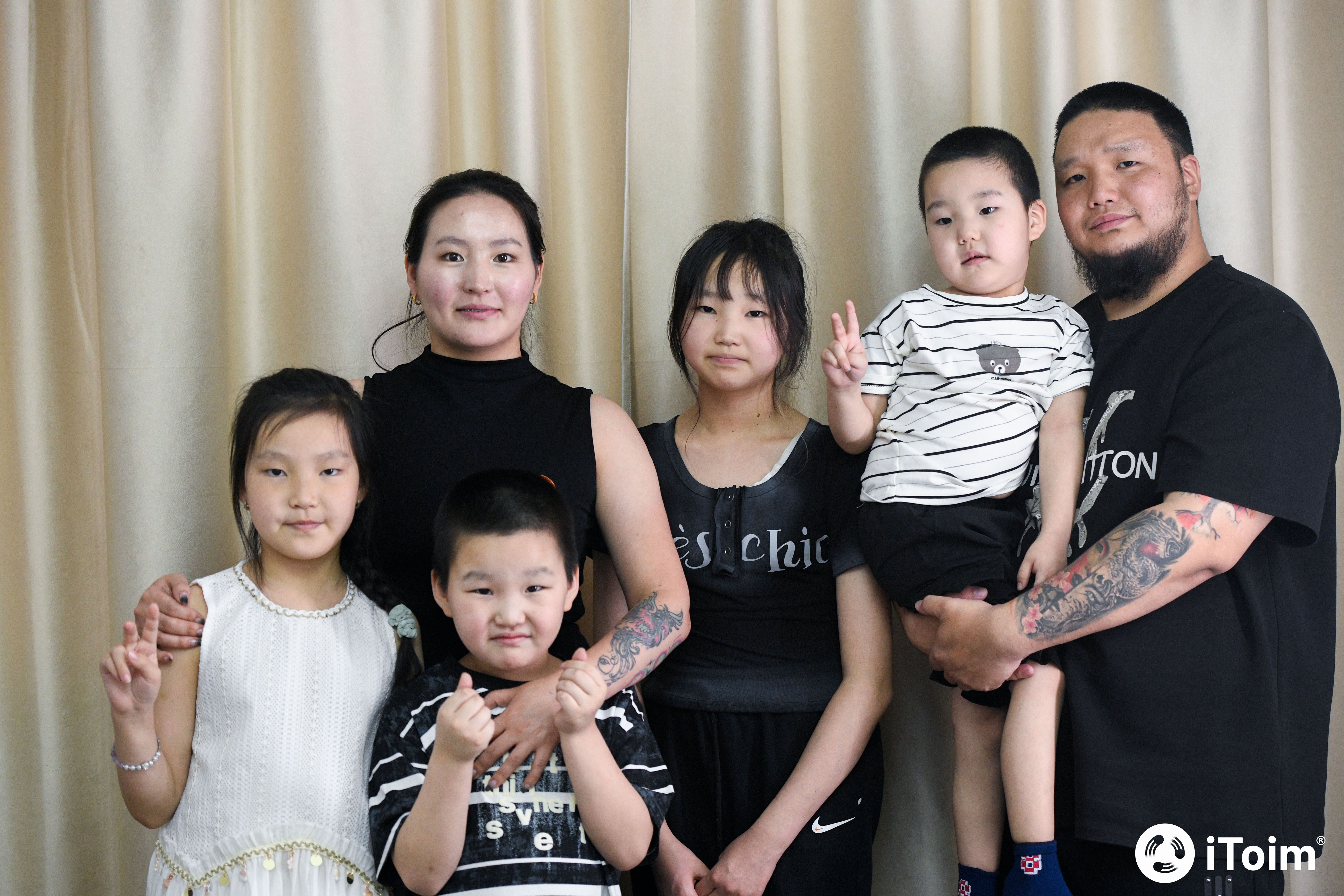 “777 Family tattoo studio”-гийн үүсгэн байгуулагч О.Анхбаярын гэр бүлийг онцолж байна