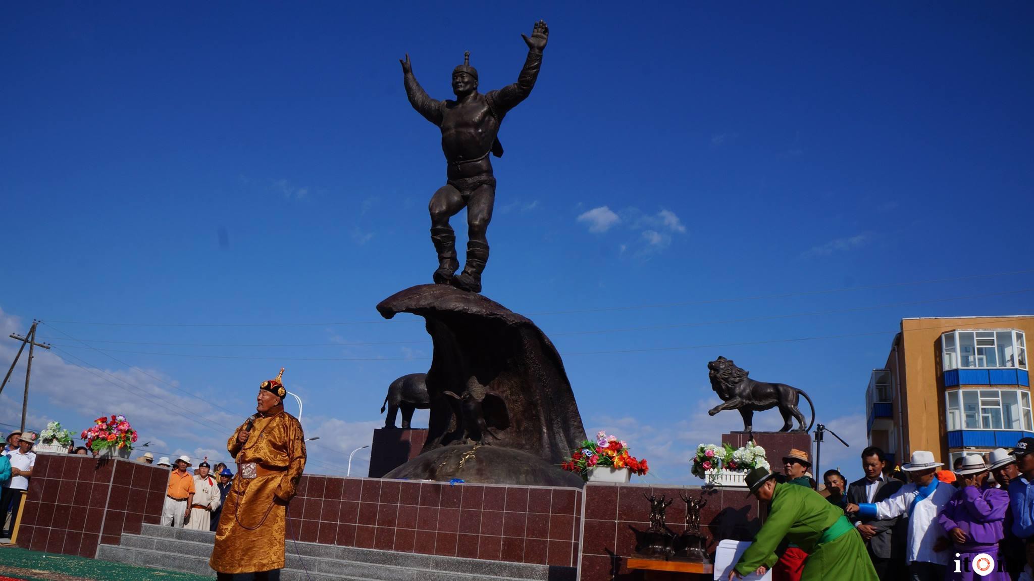 ​Дархан аварга Х.Баянмөнхийн хөшөө Увсад сүндэрлэж, шавь нь түүнд алтан аяга бэлэглэв