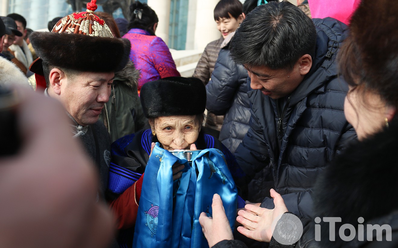 Д.Нанжид: Бурханы зурсан зургаар явж байгаа гэдэг ч амьдралд гол зураач нь би, бид өөрсдөө байх ёстой юм