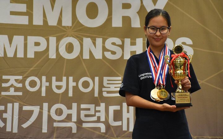 Дэлхийн 10 рекордыг эзэмшдэг монгол охин