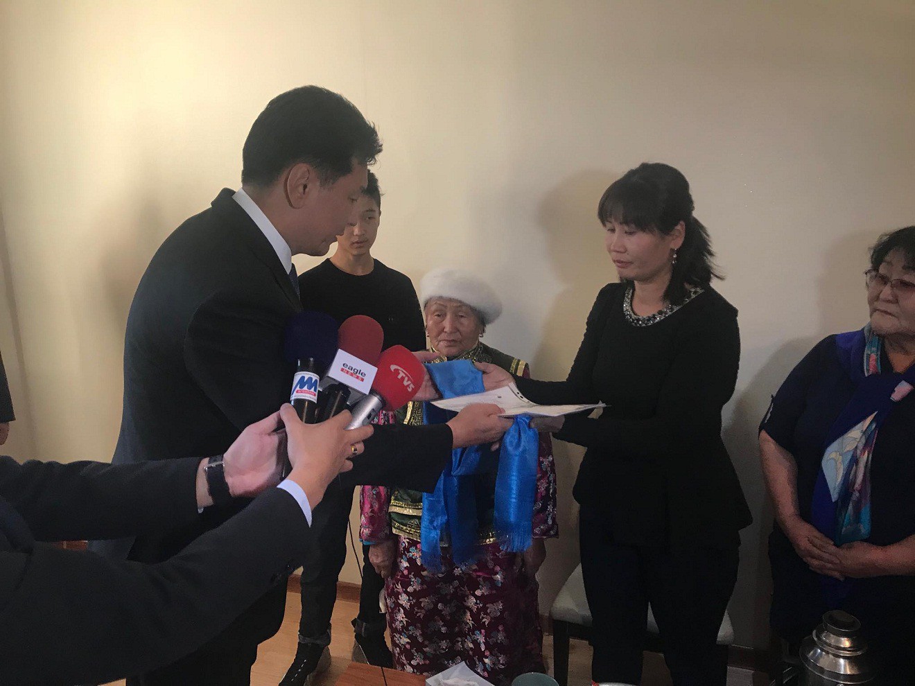 Д.Батсайхан агсны ар гэрт хоёр өрөө байрны бичиг баримт, түлхүүр гардуулан өглөө