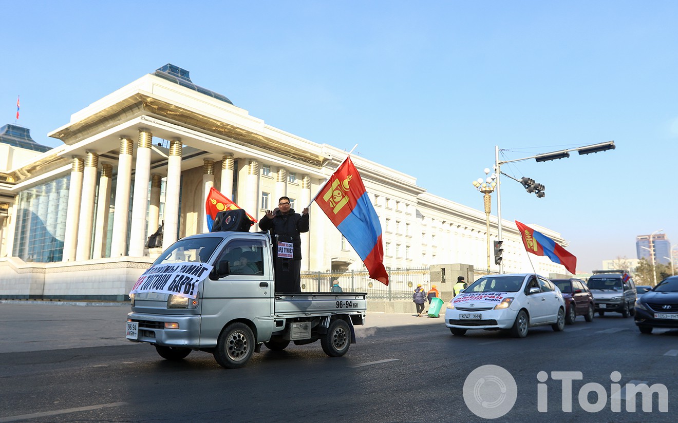 Жолооч нар шатахууны үнэ 260-350 төгрөгөөр нэмэгдсэнийг эсэргүүцэж  жагслаа