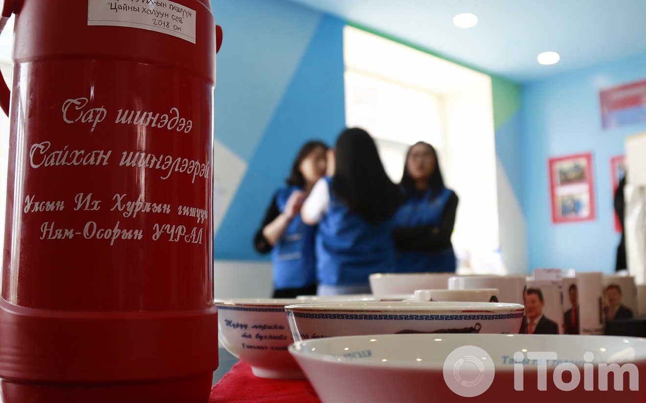 Сонгогчдод өгдөг улстөрчдийн гарын бэлэг дэлгэгдлээ