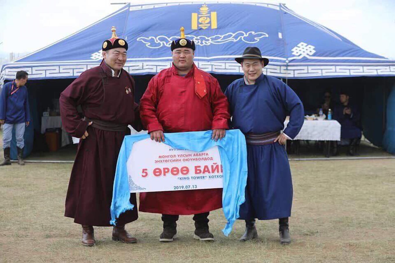 Нутгийн зөвлөл: Түрүүлсэн бөхөд тав, үзүүрлэсэн бөхөд хоёр өрөө байр бэлэглэжээ