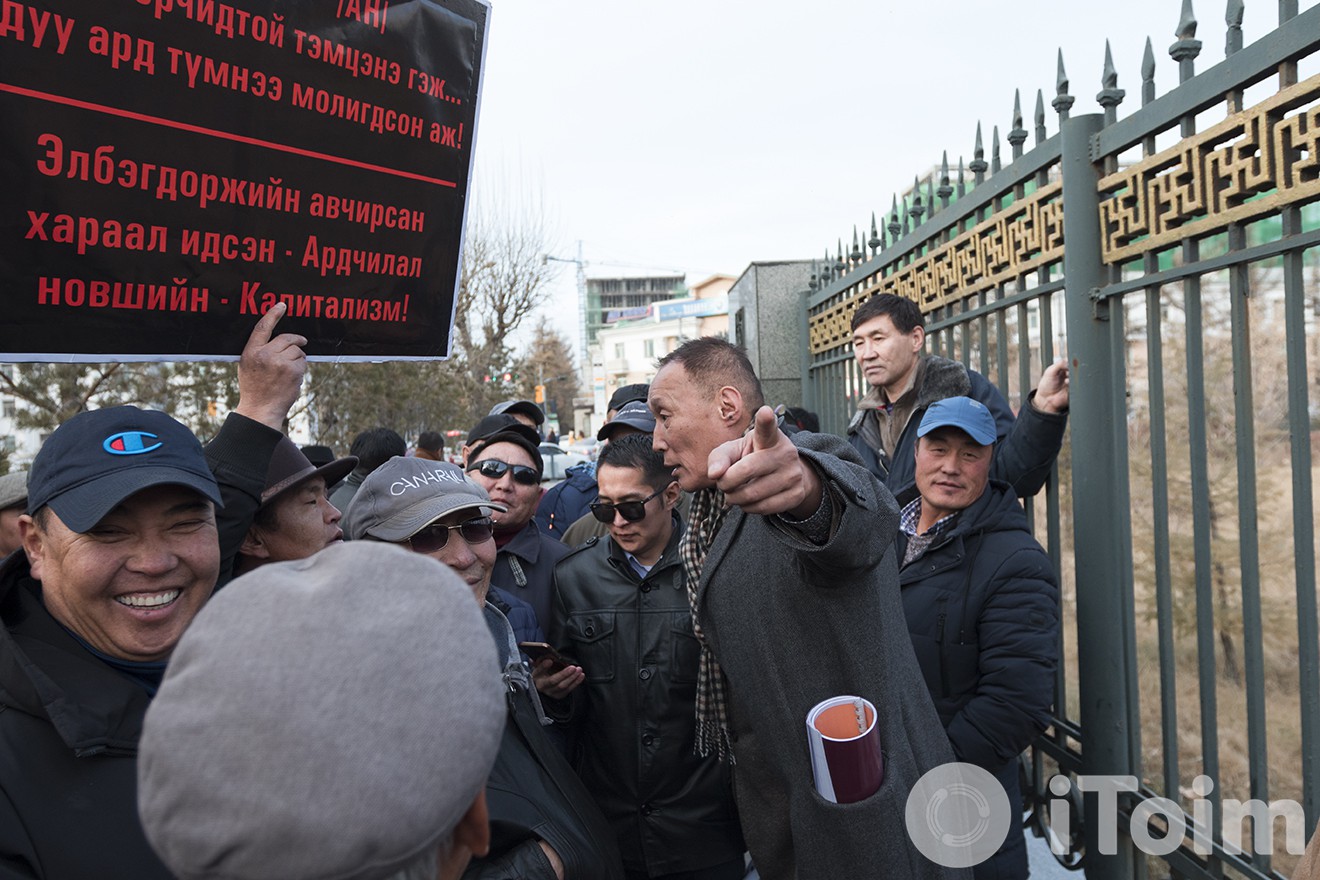 'Буян'-гийн Б.Жаргалсайхан Төрийн ордонд орох гэж ирээд ‘фронт’-ын жагсагчдад ‘хөөгдөв’