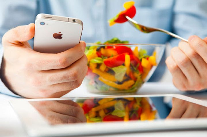 Хооллох үедээ утас, телевиз хэт их ашиглах нь жин нэмэх шалтгаан болдгийг судалгаагаар тогтоожээ