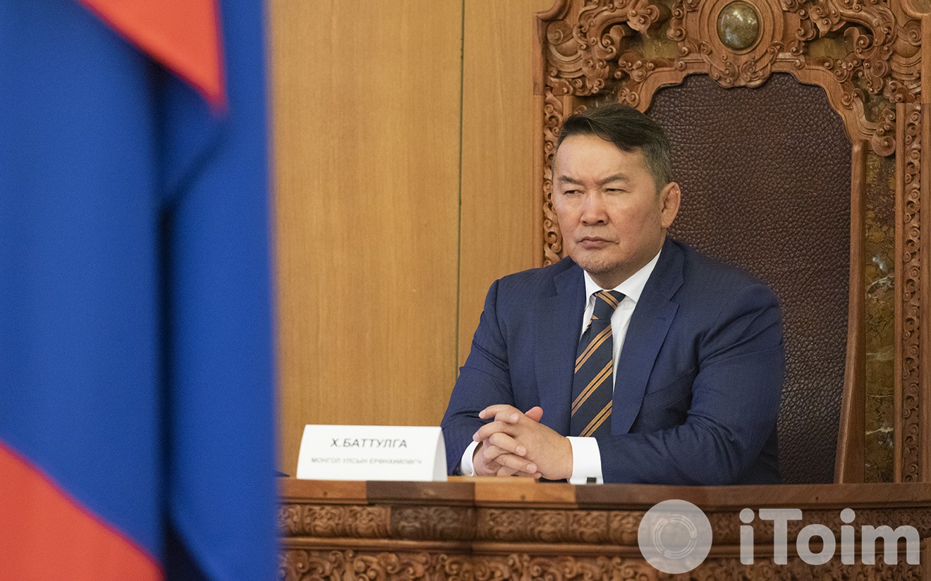 Ерөнхийлөгч Х.Баттулга өрх бүрд сар бүр 1 сая төгрөг олгох тухай албан бичгийг Ерөнхий сайд Л.Оюун-Эрдэнэд явууллаа