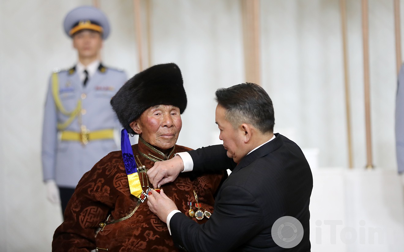 Монгол Улсын Ерөнхийлөгч Х.Баттулга зарлиг гаргаж, Төрийн дээд цол хүртээлээ