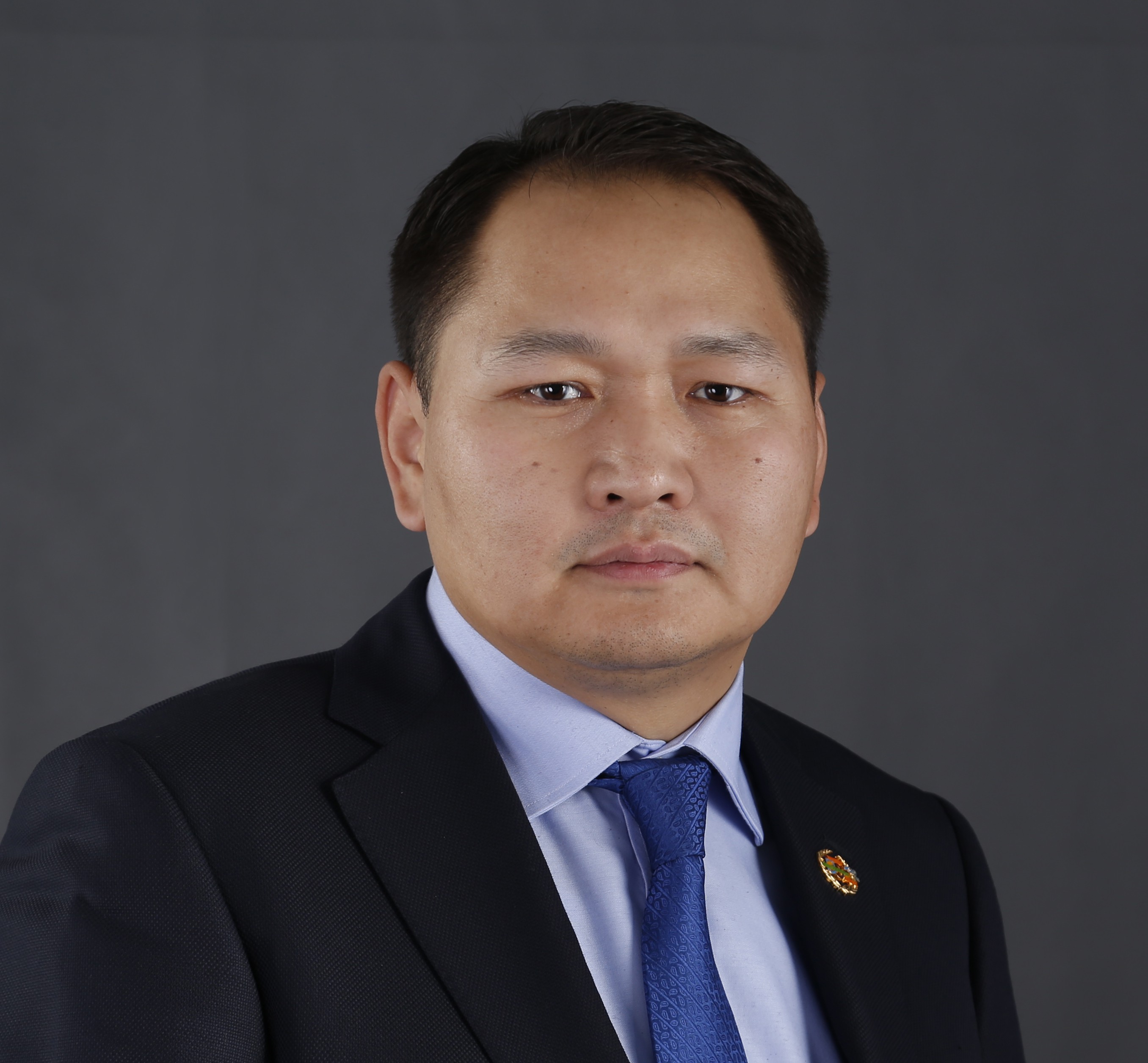 “MCS”-ийн Оджаргал, “МАК”-ийн Нямтайширын зургийг өлгө