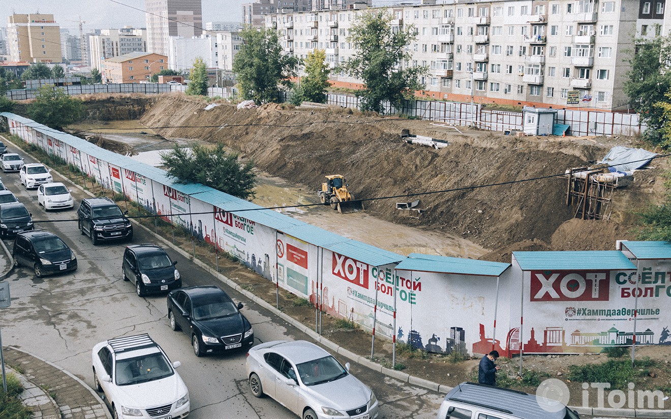 'Сод монгол' группийн дөрвөн охин компани Жуковын хөшөөний арын газарт эзэн суужээ