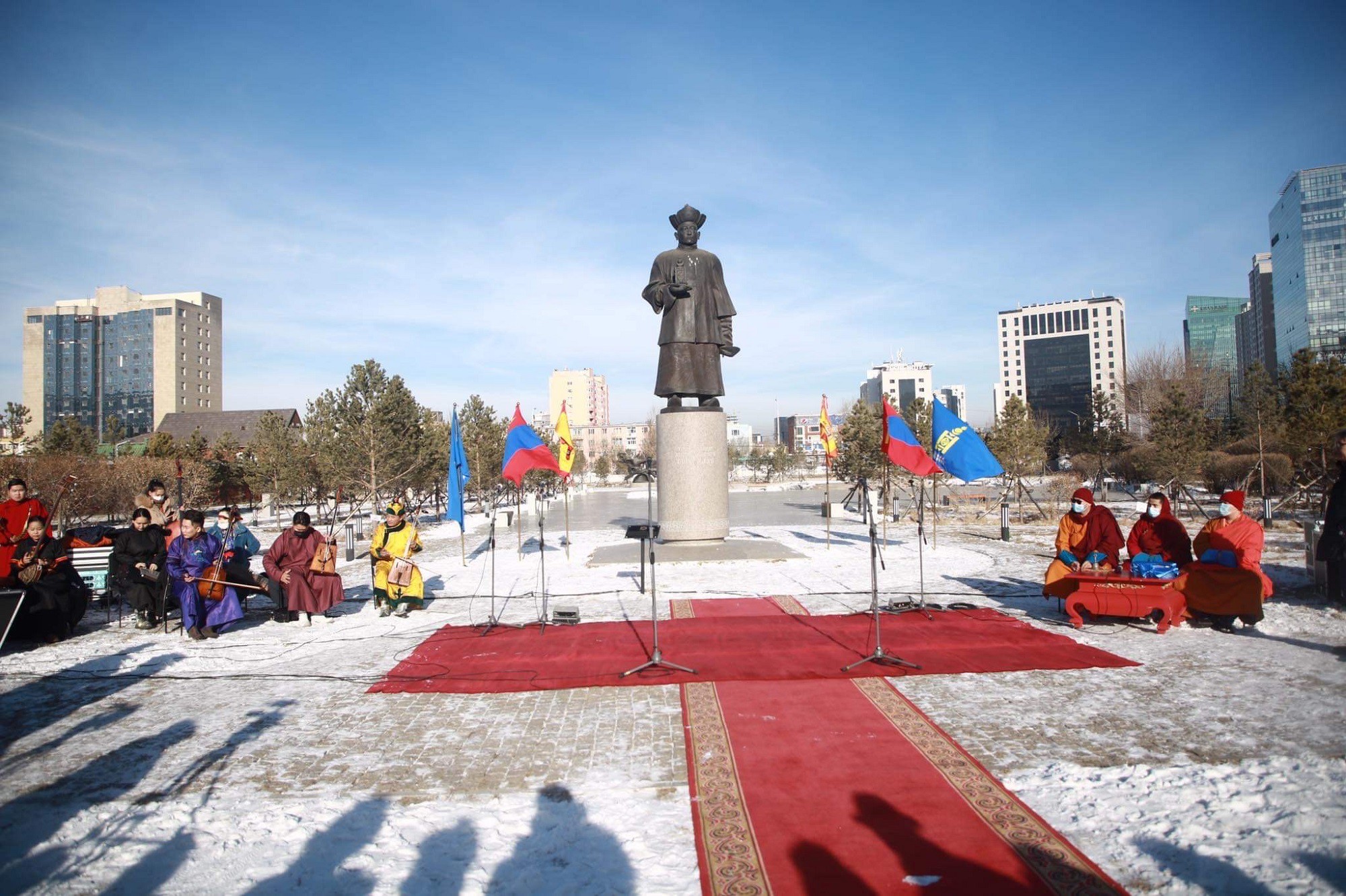 VIII Богд Жавзандамба хутагтын хөшөөнд хүндэтгэл үзүүллээ