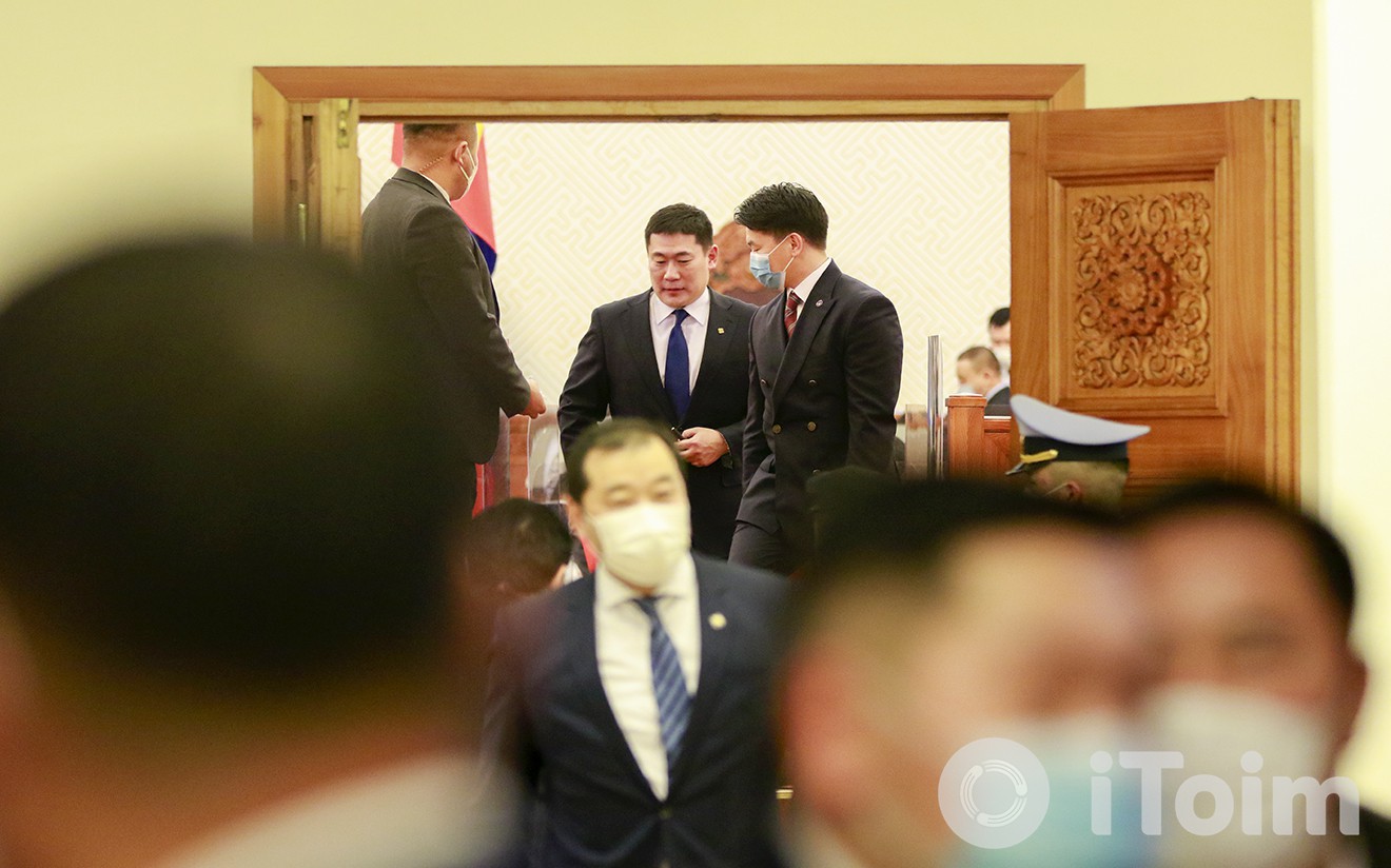 'Давхар дээл'-ний цаадах улс төрийг мушгивал Ерөнхий сайд ч огцрох эрсдэлтэй
