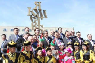 Улаанбаатарт кирилл үсгийн хөшөөг нээв