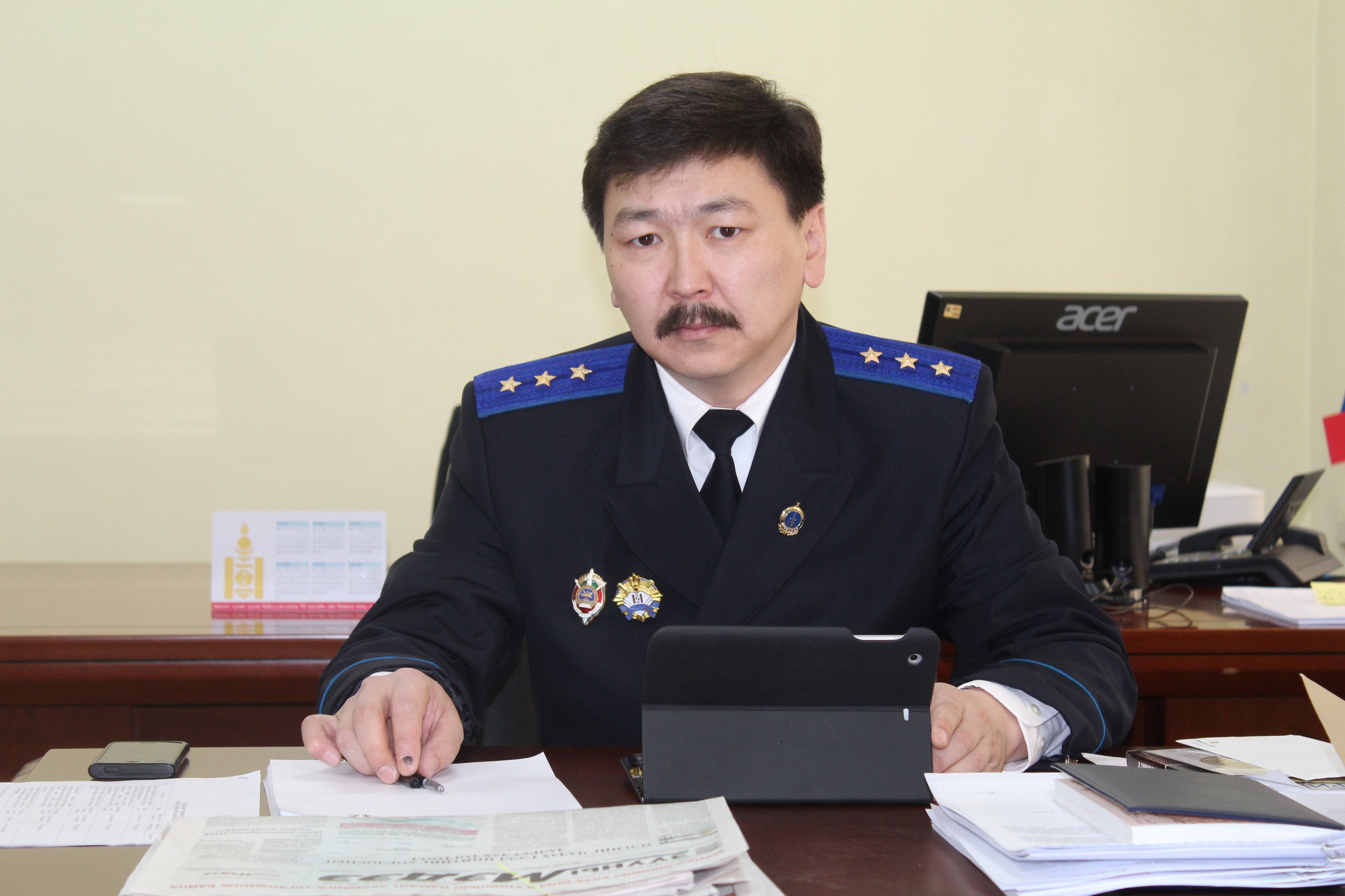 Э.Амарбат тушаал дэвшиж, Ц.Мөнхбат прокурор Дарханыг зорьжээ