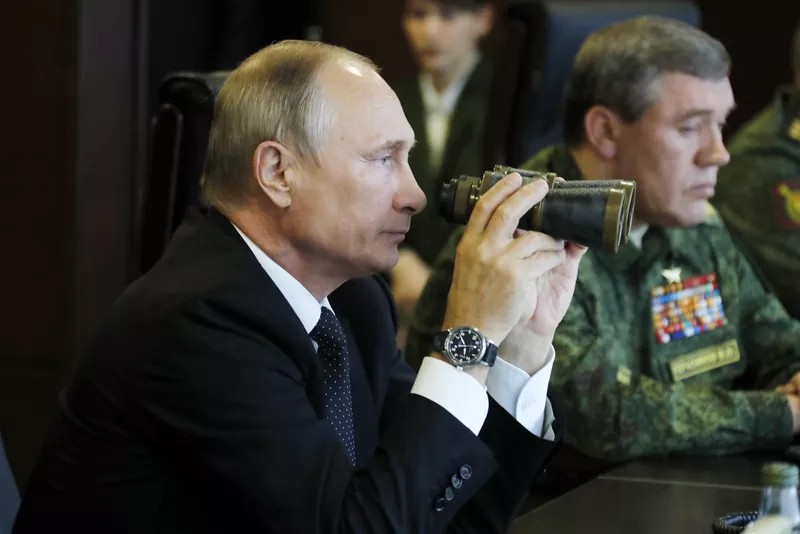 ​Владимир Путин "Запад-2017" цэргийн сургуулилттай танилцлаа